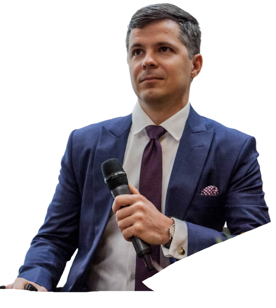 Александър Свердлов говори с микрофон